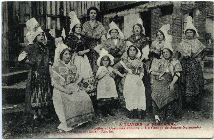 Divers. A travers la Normandie. - Coiffes et Costumes anciens - Un Groupe de Jeunes Normandes.