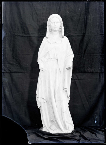 Sainte femme dite Jeanne de Saint-Martin, statue provenant de l'hôpital Saint-Jean-Baptiste d'Écouis, avant 1311 ou 1311-1313, aujourd'hui à l'église Notre-Dame d'Écouis (Eure).