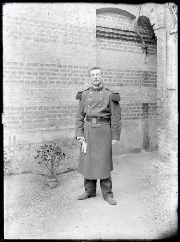 Portrait de l'abbé Bretocq en tenue militaire.