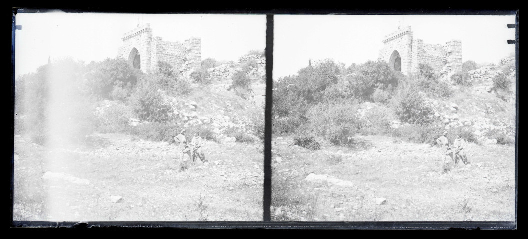Porte en ruines d'un édifice fortifié.