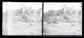 Porte en ruines d'un édifice fortifié.