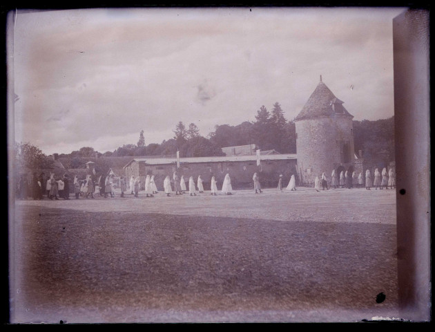 Procession dans la cour de la ferme d'Orgeville (Eure).