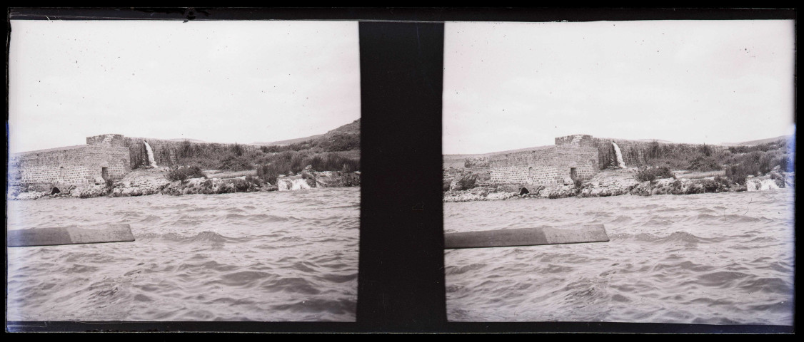 Aqueduc en pierre se déversant dans un fleuve.