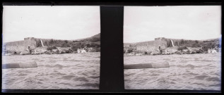 Aqueduc en pierre se déversant dans un fleuve.