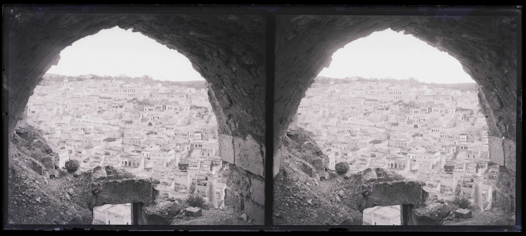 Ville vue d'une fenêtre de la forteresse de Biredjik (Turquie) (notice PA).
