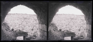 Ville vue d'une fenêtre de la forteresse de Biredjik (Turquie) (notice PA).