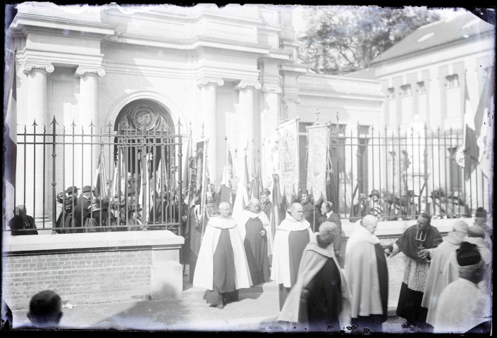 Procession en l'honneur de la béatification de Sainte-Thérèse de Lisieux à Lisieux (Calvados).