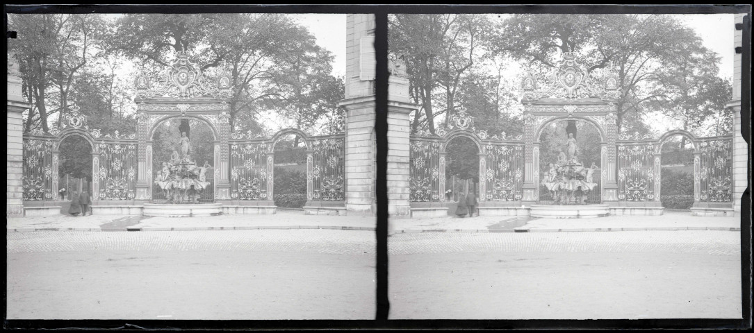 Entrée du jardin public avec fontaine monumentale de la place Stanislas de Nancy (Meurthe-et-Moselle).