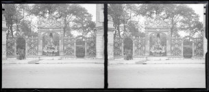 Entrée du jardin public avec fontaine monumentale de la place Stanislas de Nancy (Meurthe-et-Moselle).