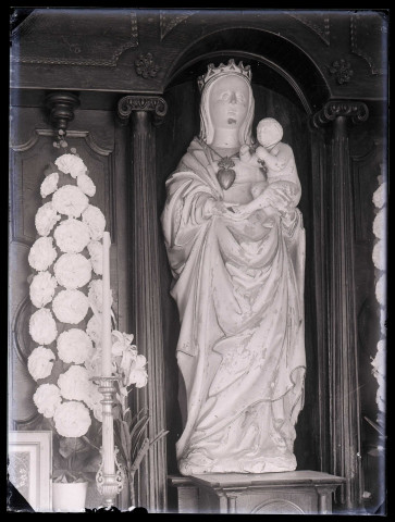 Église d'Hondouville (Eure), statue de Vierge à l'enfant.