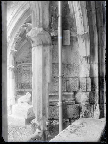 Angle de la galerie du cloître de l'abbaye Notre-Dame de Fontenelle de Saint-Wandrille-Rançon (Seine-Maritime).