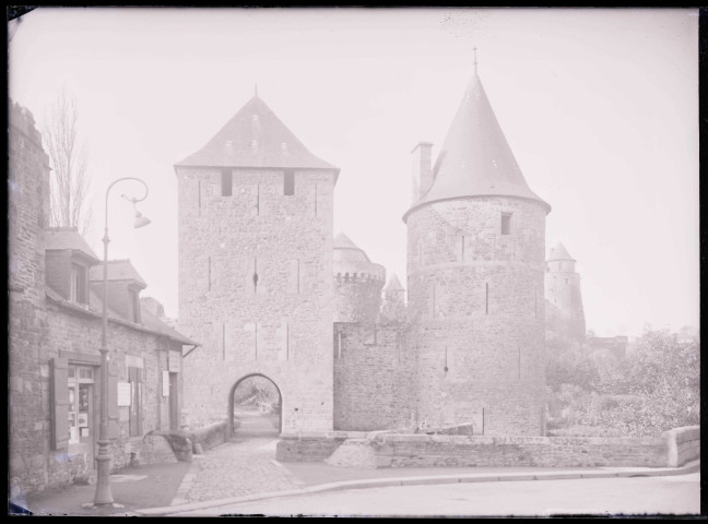 Entrée par la tour de la Haye Saint-Hilaire, la tour De Guémadeuc à droite et les tours de Coëtlogon et de Coigny dans le fond du château de Fougères (Ille-et-Vilaine).