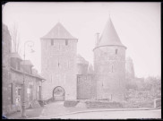 Entrée par la tour de la Haye Saint-Hilaire, la tour De Guémadeuc à droite et les tours de Coëtlogon et de Coigny dans le fond du château de Fougères (Ille-et-Vilaine).