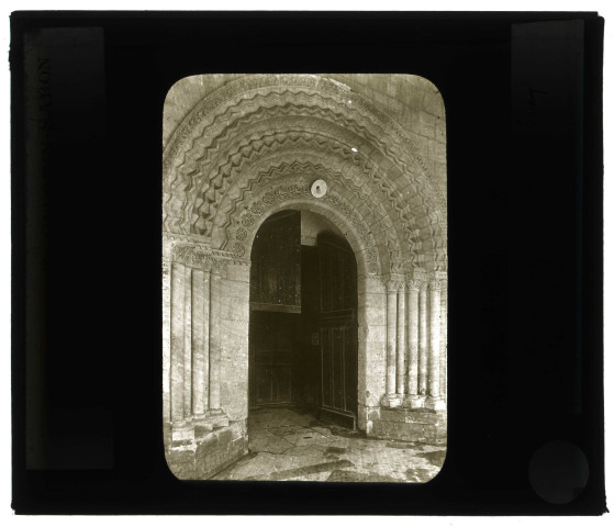 Église Notre-Dame-de-Guibray à Falaise (Calvados), portail sous porche.