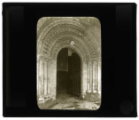 Église Notre-Dame-de-Guibray à Falaise (Calvados), portail sous porche.