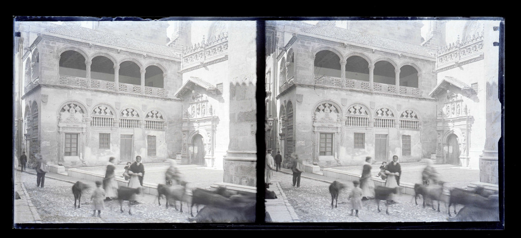 Édifice religieux avec façade et terrasse ornementées.