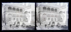 Édifice religieux avec façade et terrasse ornementées.