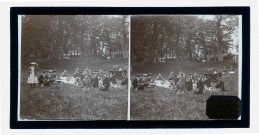 Repas sur l'herbe à Trouville (Calvados) des pèlerins à Notre-Dame-de-Grâce.