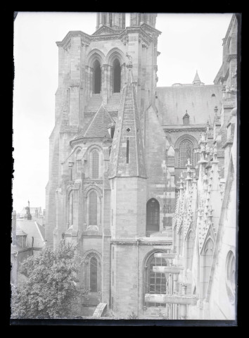 Façade latérale et tours de la cathédrale Notre-Dame de Laon (Aisne).