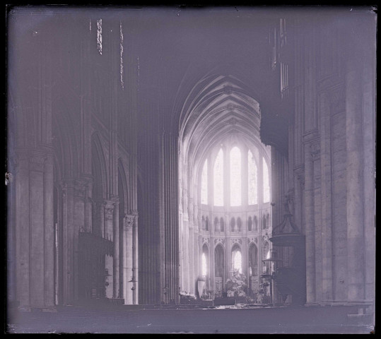 Nef et chaire à prêcher de la cathédrale Notre-Dame de Chartres (Eure-et-Loir).