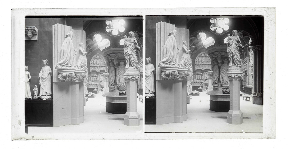 Moulages de tympans, de statues et de chapiteaux d'église, exposés au musée du Trocadéro de Paris (Seine).