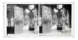 Moulages de tympans, de statues et de chapiteaux d'église, exposés au musée du Trocadéro de Paris (Seine).
