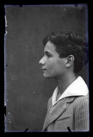Portrait d'un jeune homme.