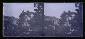 Vue générale d'un village d'Algérie depuis un cimetière situé sur les coteaux