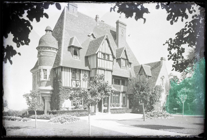 Vue d'ensemble du manoir « le Val fleuri » appartenant à M. Gallier.