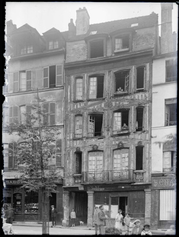 Façade sur la rue de maisons à pans de bois de Rouen (Seine-Maritime).