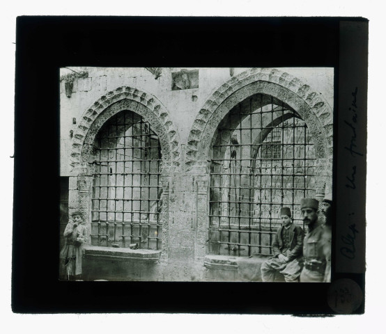 Fontaine à arcades grillagées d'Alep (Syrie).