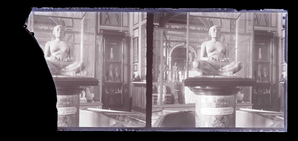 Salle et collections d'un musée du Caire (Égypte) (scribe accroupi Saqqarah Vème dynastie).