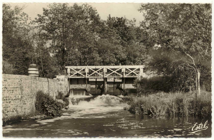 Ferrière-sur-Risle (La). Le Déversoir de la Risle à Moulin - Chapelle.