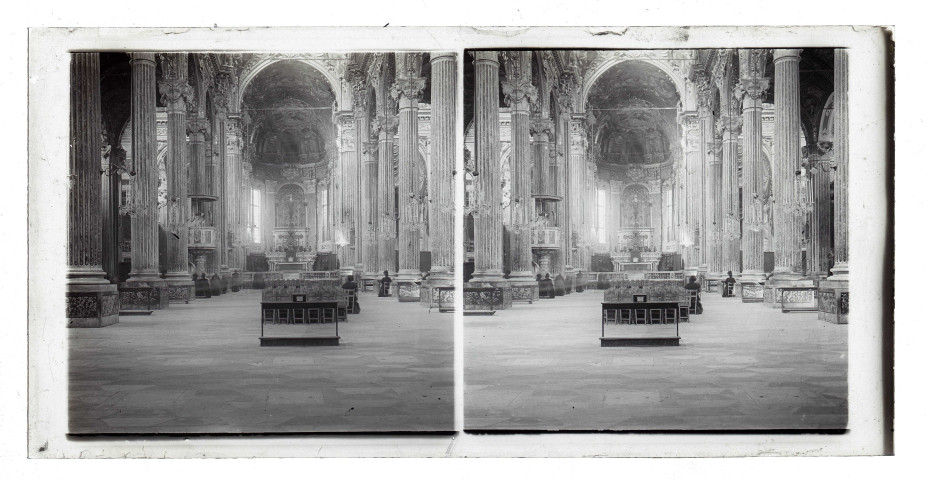 Intérieur de cathédrale.