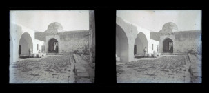 Cour pavée et mausolée.