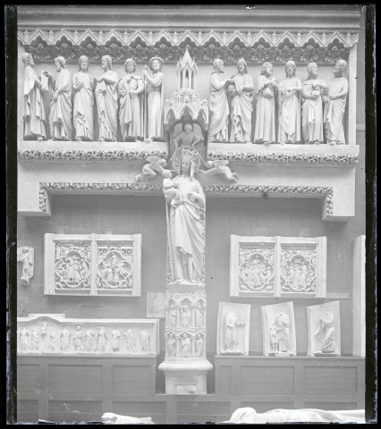 Groupe statuaire de la façade de la cathédrale d'Amiens (Somme).