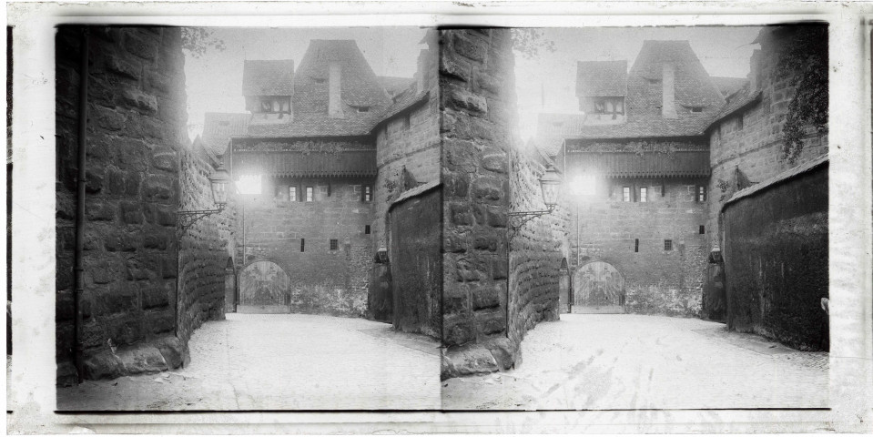 Cour d'enceinte fortifiée.