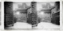 Cour d'enceinte fortifiée.
