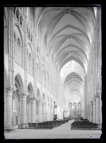 Nef et choeur de la cathédrale Notre-Dame de Laon (Aisne).