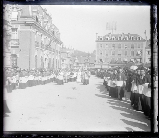 Procession en l'honneur de la béatification de Sainte-Thérèse de Lisieux à Lisieux (Calvados).