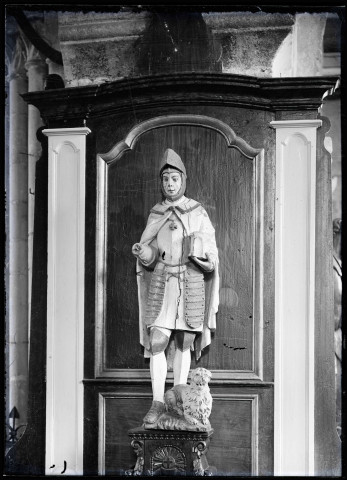 Statue de Saint Adrien dans la nef de l'église Saint-Martin de Veules-les-Roses (Seine-Maritime, France)