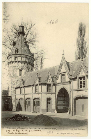 Condé-sur-Iton. Château de Condé-sur-Iton, cour intérieure des Ecuries.