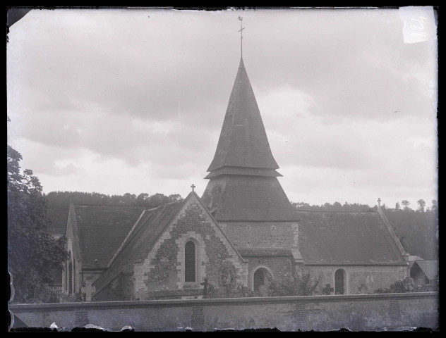 Église de Menneval (Eure), vue d'ensemble.