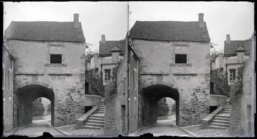 Maison en pierre avec passage sous arcades de Vézelay (Yonne).