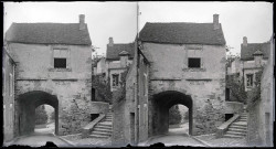 Maison en pierre avec passage sous arcades de Vézelay (Yonne).