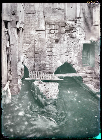 L'Ambion passant sous les maisons de Caudebec-en-Caux (Seine-Maritime).
