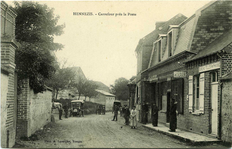 Hennezis. Carrefour près la Poste.