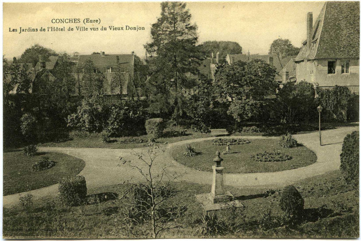 Conches-en-Ouche. Les Jardins de L'Hôtel de ville vus du Vieux Donjon.