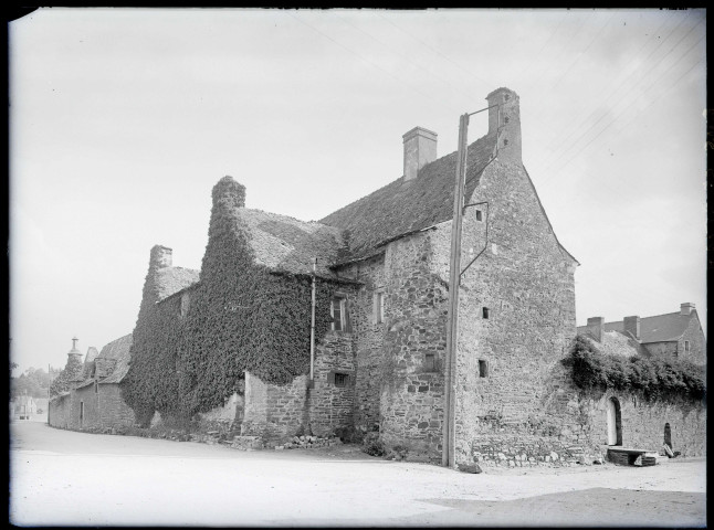 Façade d'un manoir de Bus-Saint-Rémy (Eure).