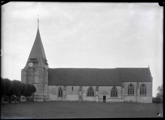 Vue d'ensemble de l'église de Goupillières (Eure).